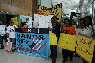 2013년 7월 개최된 국제 에이즈 학회에서 TPP반대 의견을 전달한 말레이시아 운동가들. TPP로인해 구명에 필요한 제네릭 약품에 대한 접근이 어려워 질 것이라 비판의 메시지를 담았다. 국경없는의사회를 비롯한 여러 단체가 참여했다.  ©P.K. Lee/MSF