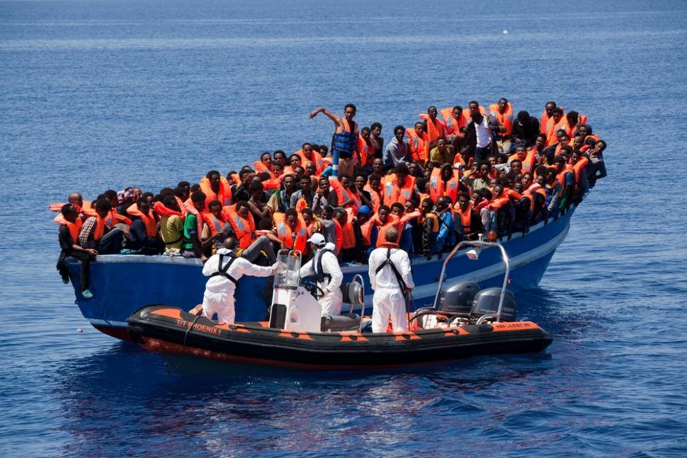국경없는의사회는 첫 구조활동으로 어선 한척에 타고 있는 369명의 난민을 구조했다. ⓒIkram N'gadi