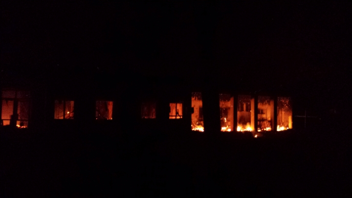 아프가니스탄 쿤두즈에 있는 국경없는의사회의 병원이 폭격을 받아 불에 타고 있다. ⓒMSF
