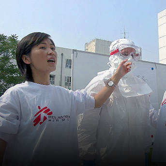 2003년 5월 중국 허베이성 장자커우시 현지 보건인력을 대상으로 국경없는의사회 직원이 사스(SARS·중증급성호흡기증후군)에 대비해 격리병동에서 보호장비를 착용하는 방법을 설명하고 있다