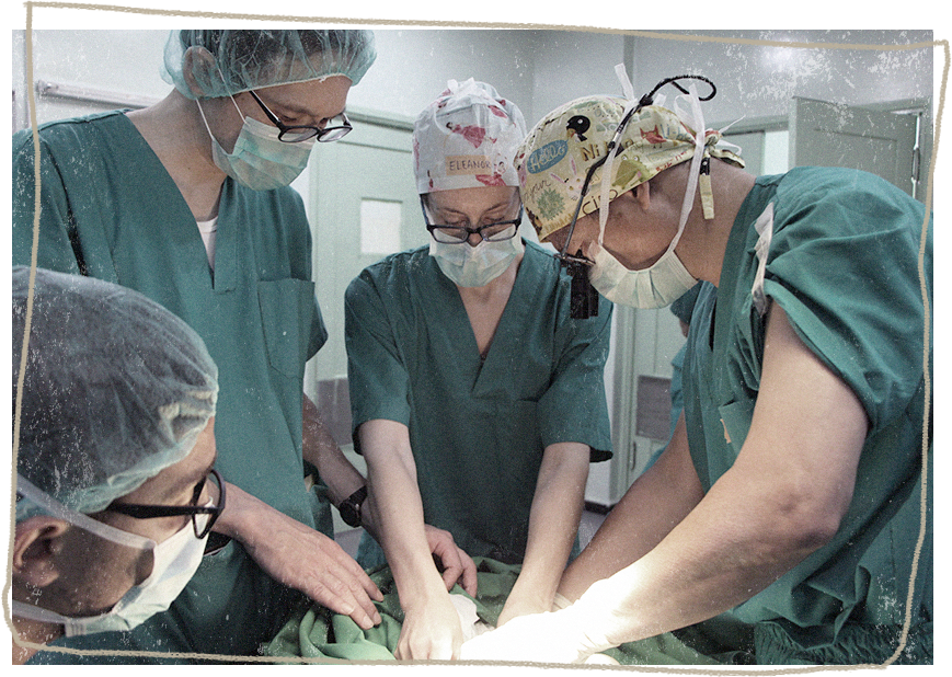 김용민 활동가가 환자들을 수술하는 모습