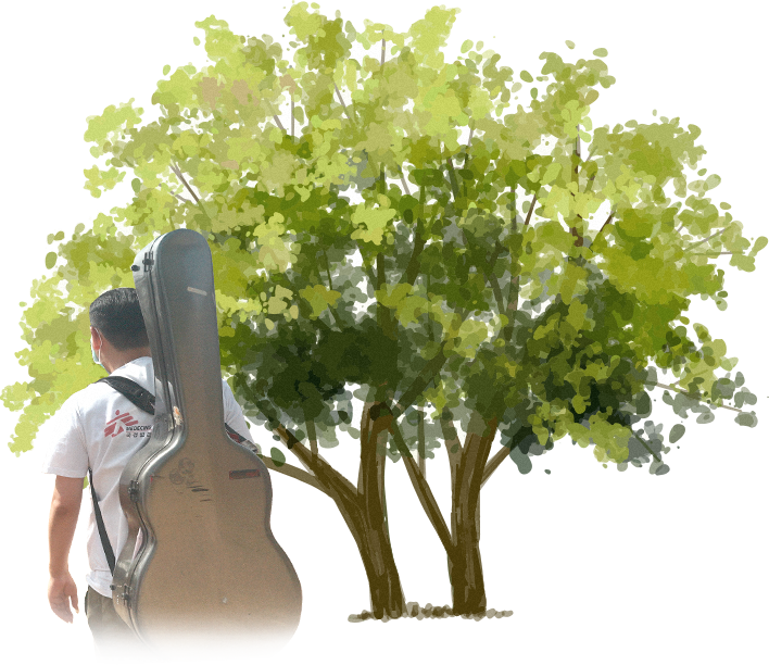 나무옆에 기타를 들고 있는 드니성호 활동가의 뒷모습