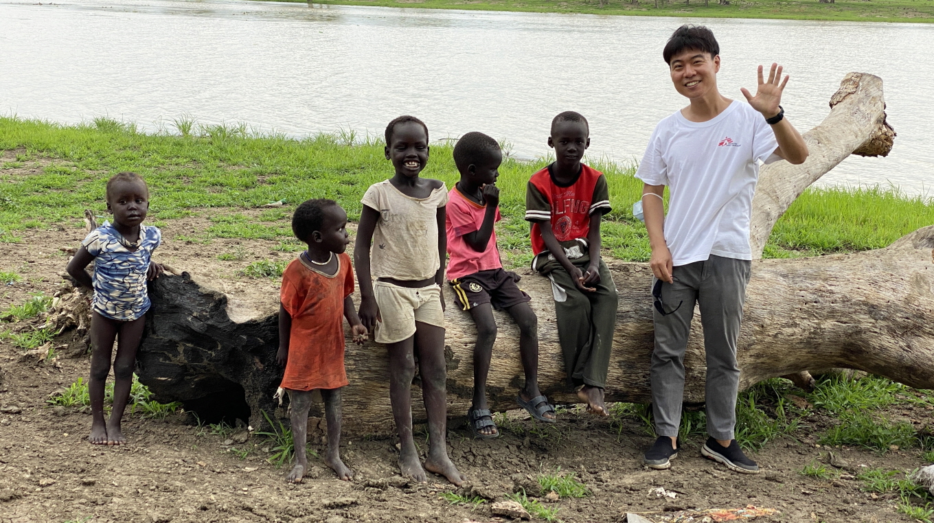 남수단 아곡 지역 아이들과 함께. ©국경없는의사회 