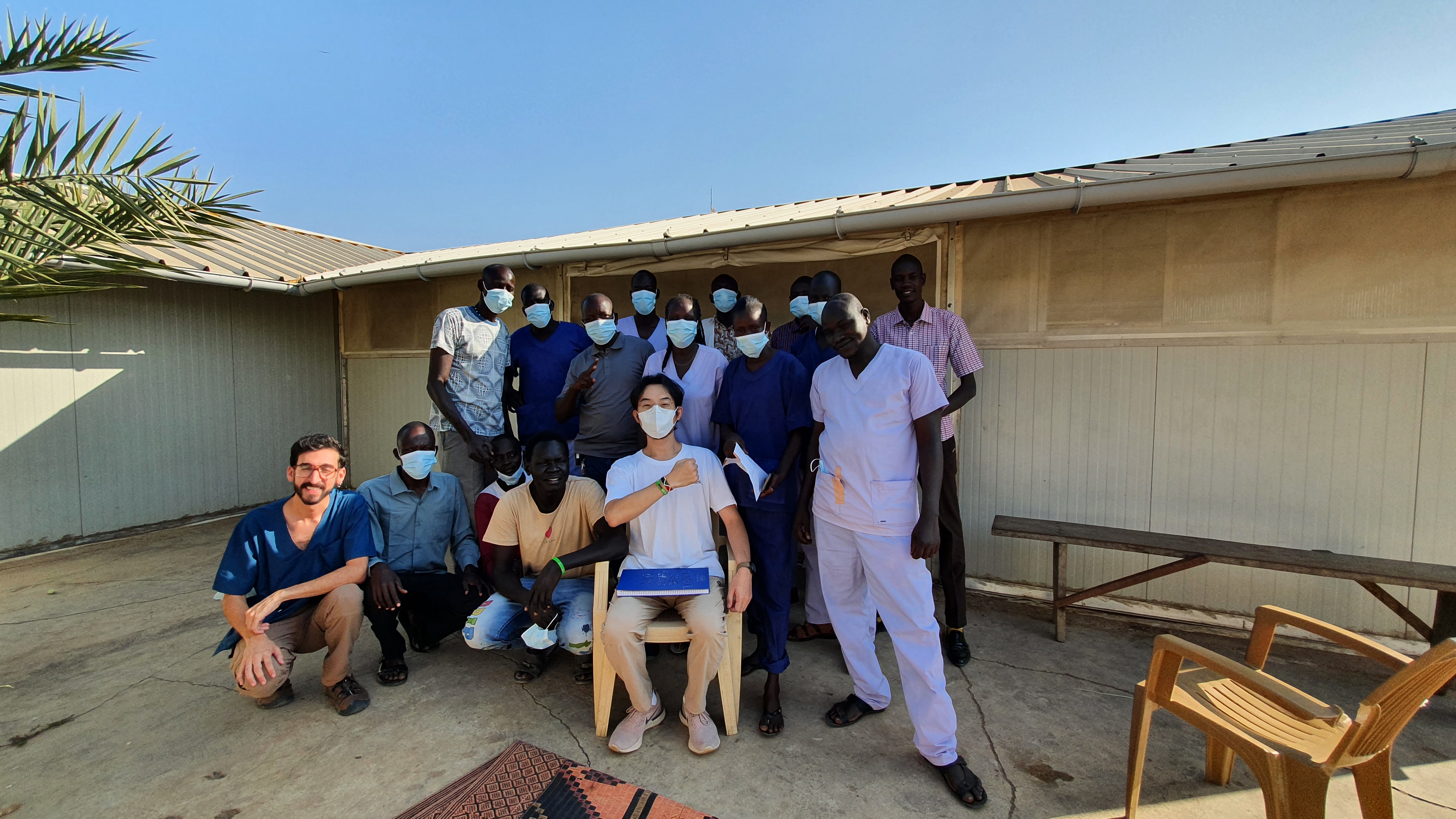 남수단 아곡 국경없는의사회 병원의 동료들과 함께 찍은 사진. ©국경없는의사회/김영웅
