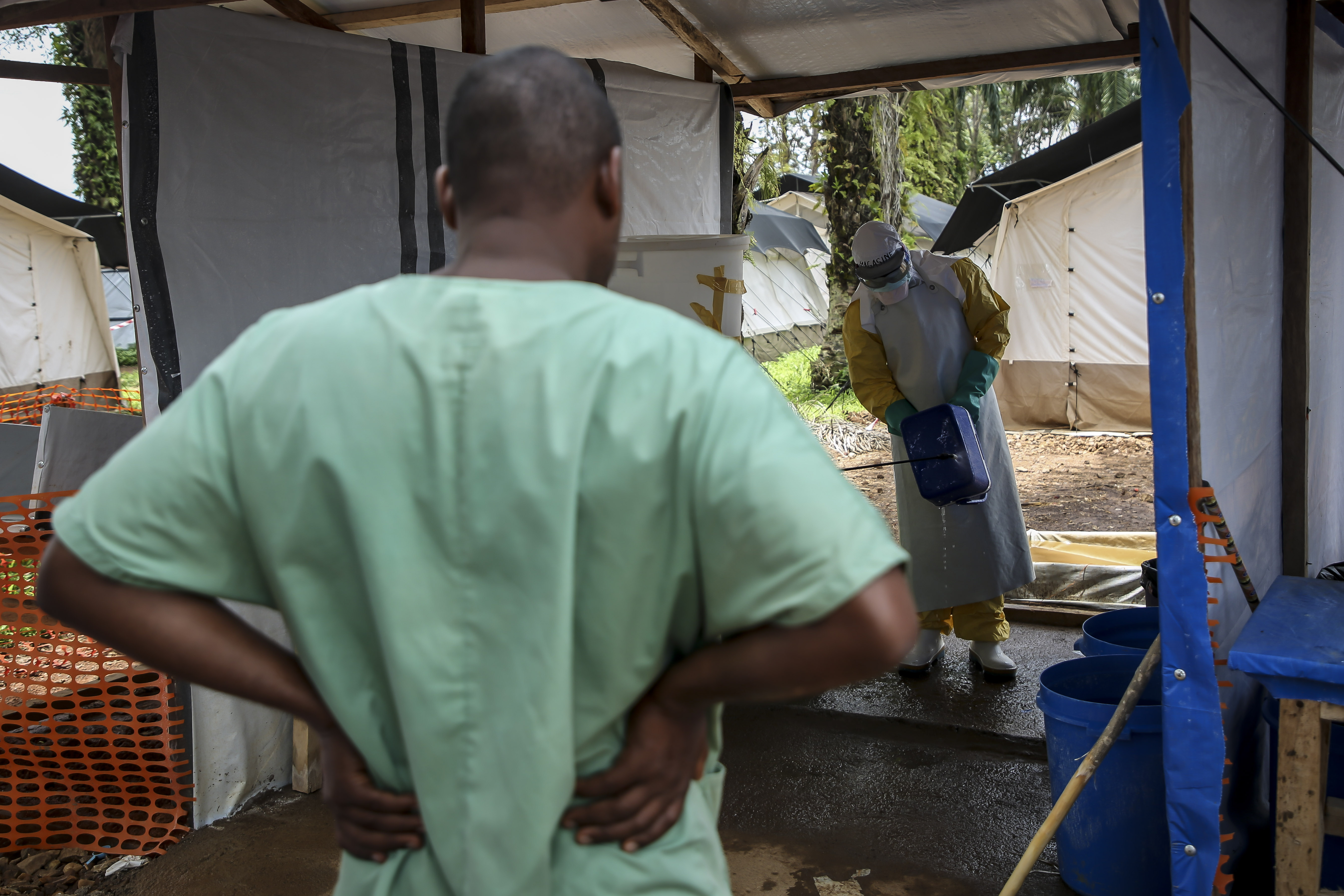 콩고민주공화국 베니에 위치한 국경없는의사회 에볼라 경유센터에서 의료진이 개인보호장구를 착용하고 있다. ⓒ국경없는의사회