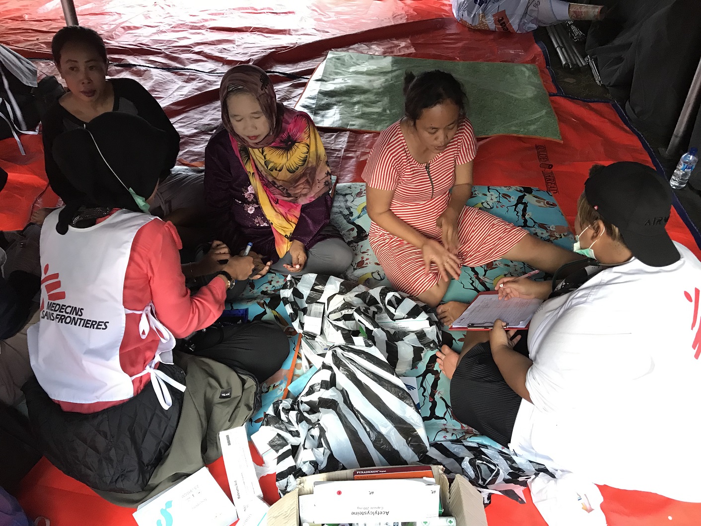 2018년 12월 25일, 국경없는의사회 팀이 카리타의 이재민 쉼터를 방문했다. ⓒMUHAMMAD SURYANDI/MSF