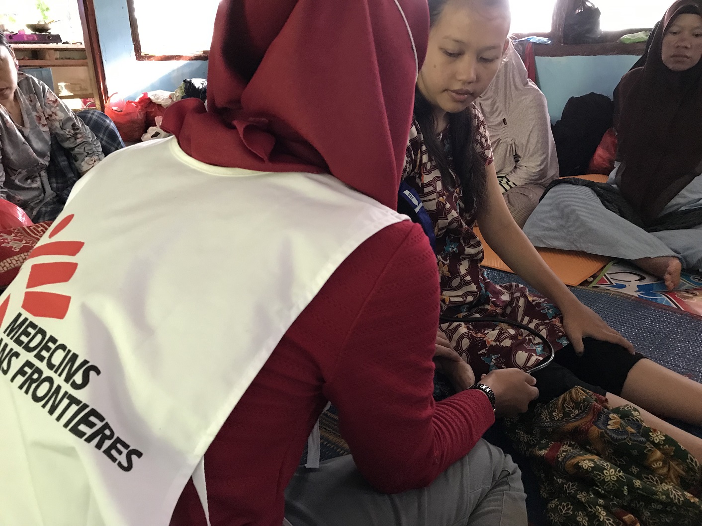 카리타 보건소의 연락을 받고 이재민 쉼터를 방문한 국경없는의사회 조산사가 임산부의 상태를 살펴보고 있다. ⓒCici Riesmasari/MSF