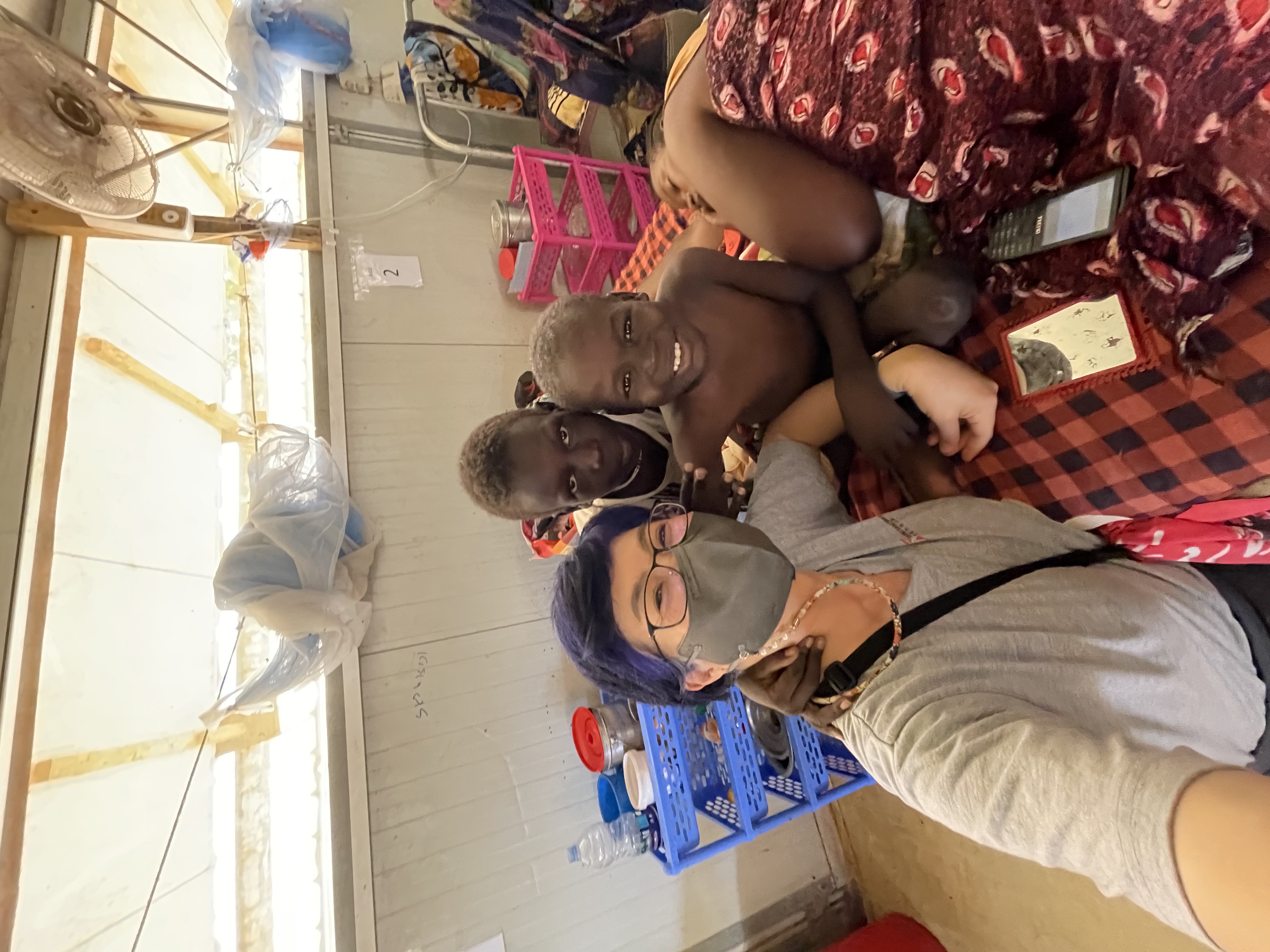 김지민 국경없는의사회 활동가/마취과 전문의, 남수단 활동지역 병원에서 아동들과  함께 ©김지민/국경없는의사회