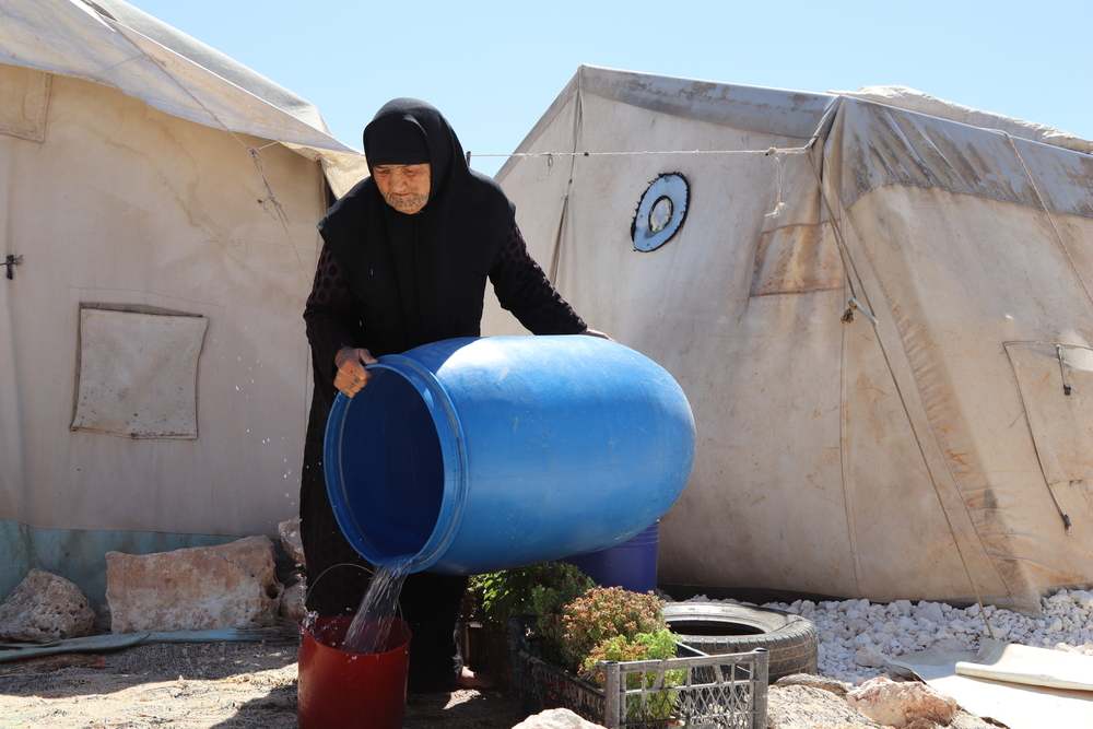 시리아 북서부 국내실향민 캠프에서 국경없는의사회가 제공한 깨끗한 식수를 받고 있는 국내실향민 ©Abdurzaq Alshami