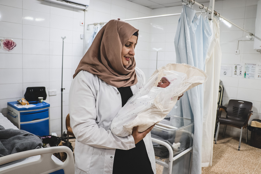 조산사 라흐마(Rahma)가 신생아 리반(Rivan)을 안고 있다. ©Elisa Fourt/MSF