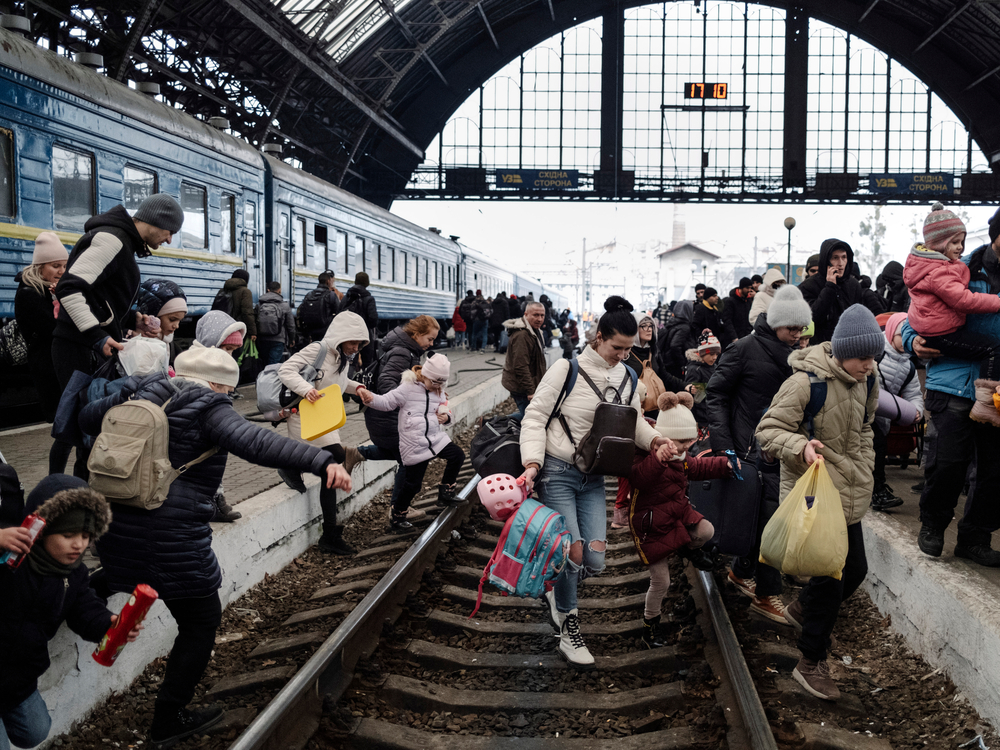 2월 27일 우크라이나 리비우의 기차역. 폴란드행 기차를 타기 위해 리비우 중앙역으로 몰린 우크라이나 피란민. © Emin Ozmen/Magnum Photos