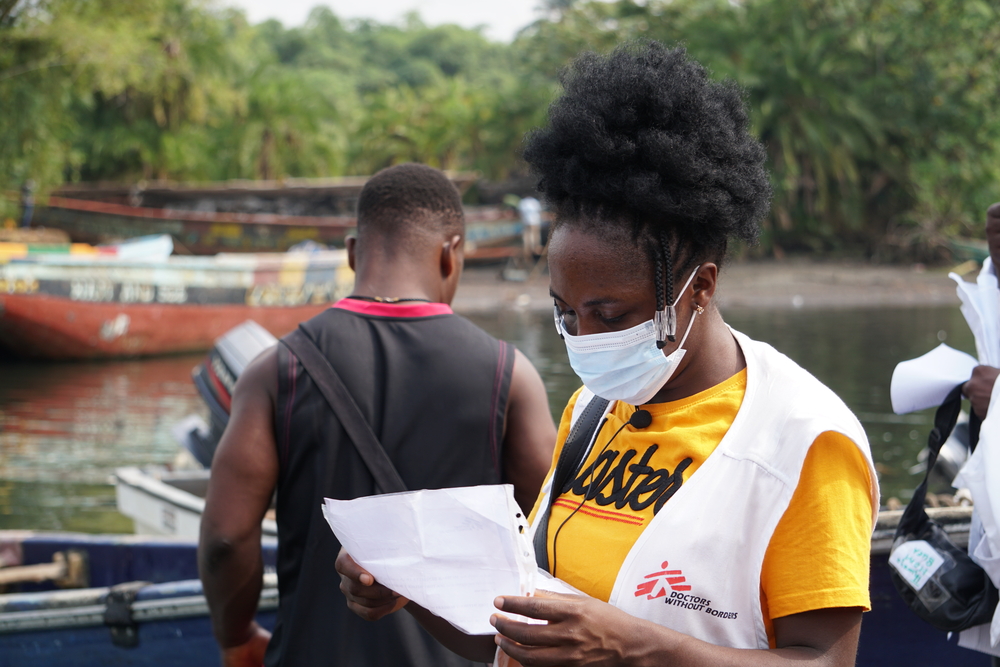 콜레라 백신 접종을 실시하기 위해 카메룬 에넹 마을로 향하기 전 체크리스트를 검토하고 있는 국경없는의사회 직원 (2022년 2월) ⓒFaith Toran/MSF