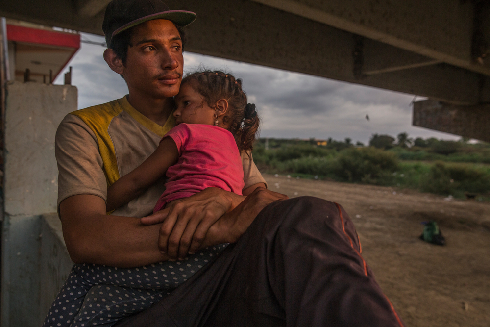 베네수엘라 이주민이 딸을 안고 있다. ©MAX CABELLO ORCASITAS