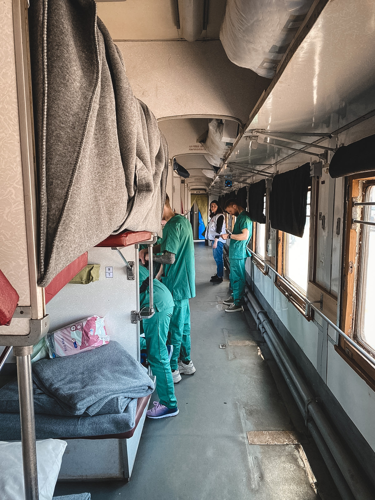 국경없는의사회 의료팀이 자포리자에서 환자를 이송하기 위해 준비하고 있다. ©MSF