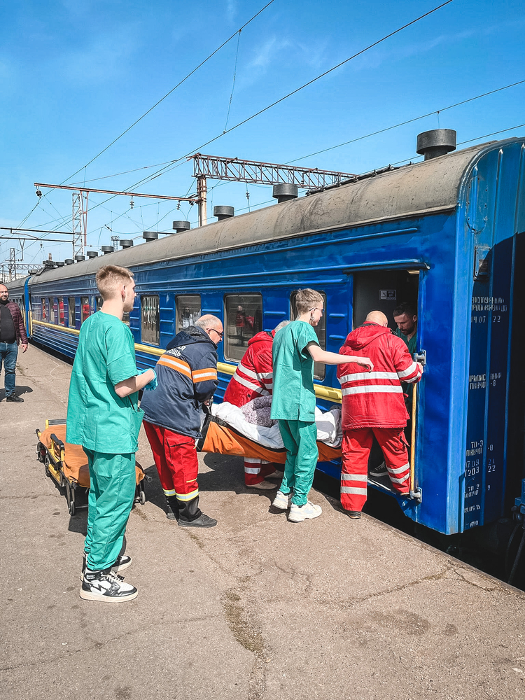 자포리자(Zaporizhzhia)에서 환자 이송 및 의료 대피용 기차에 환자를 태우고 있다. ©MSF