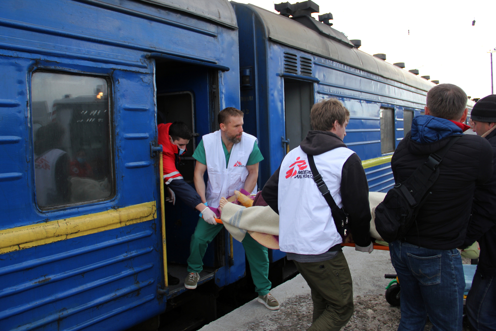 4차 의료열차 호송을 진행하는 국경없는의사회. ©Maurizio Debanne/MSF