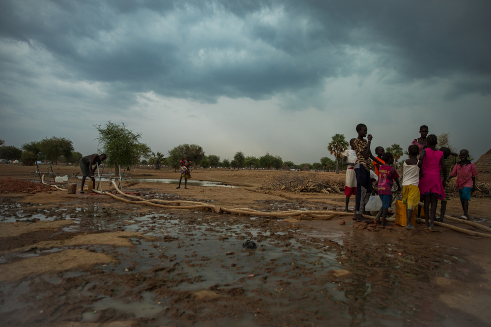 캠프 내에서는 열악한 식수위생 환경과 야외 배변으로 질병 창궐 가능성이 높다. ©Scott Hamilton/MSF  