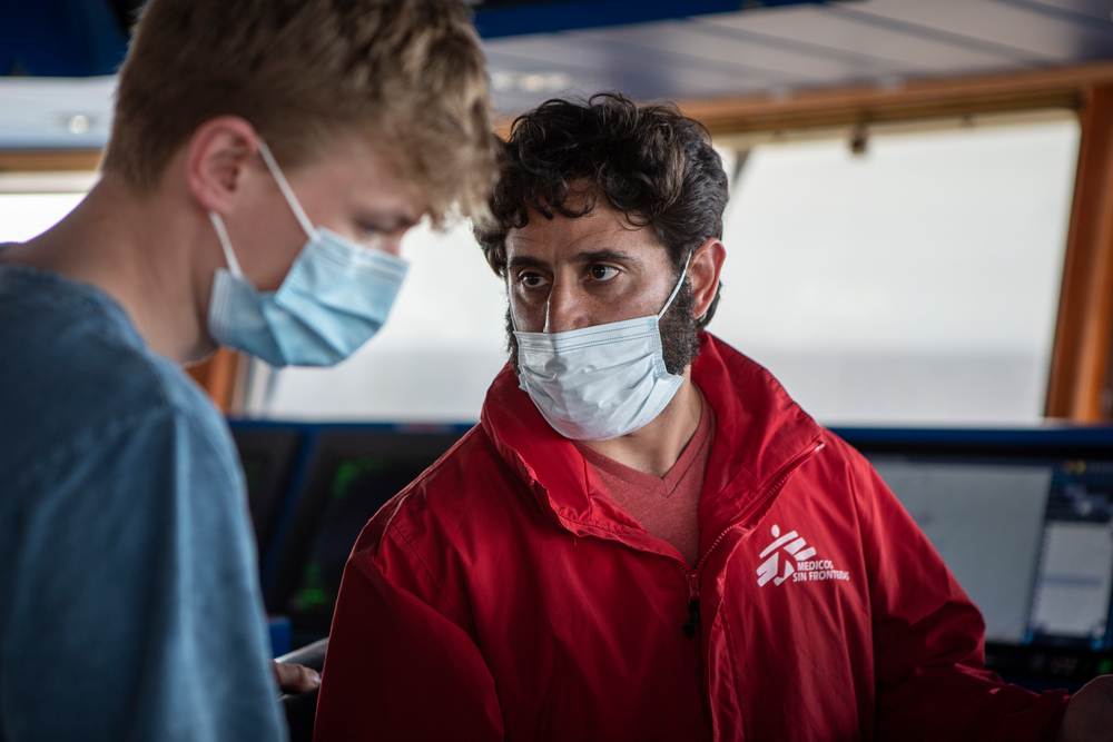 지중해 수색구조 현장 책임자 후안 길(Juan Gil)이 지오배런츠호의 선교(船橋)*에서 선원과 이야기를 나누고 있다.  © Anna Pantelia/MSF  
