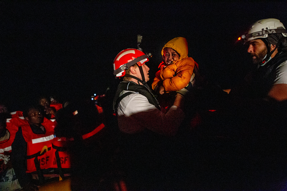 5월 10일, 두 개의 해상구조활동이 동시에 이뤄졌다. 두 구조활동 모두 5시간 이상 이어졌으며, 고무보트에 타고 있던 총 111명의 생존자를 구조했다. ©Anna Pantelia/MSF  