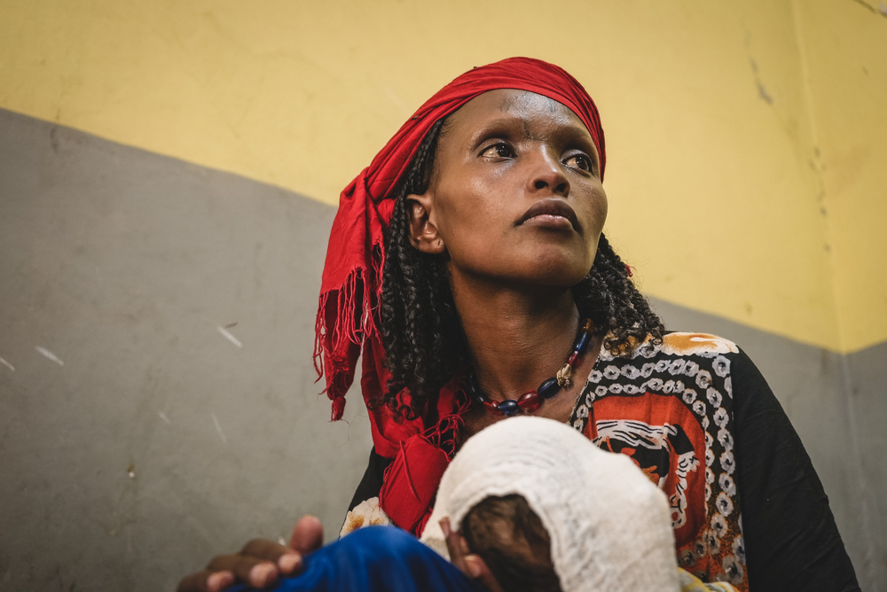 26세 국내실향민 여성 마이람(Mayram)이 에티오피아 아파르 지역 뒤티 병원의 영양실조 입원 치료식 센터에서 생후 3개월 된 아들 알리(Ali)를 안고 있다. 알리는 중증 영양실조 환자다. ©Njiiri Karago/MSF 