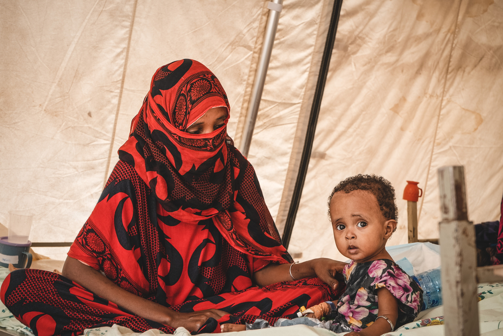에티오피아 아파르 지역 뒤티 병원의 영양실조 입원 치료식 센터에 급성 영양실조로 입원한 아동 이프투(Iftu)와 보호자인 어머니 라비아(Rabia). ©Njiiri Karago/MSF 