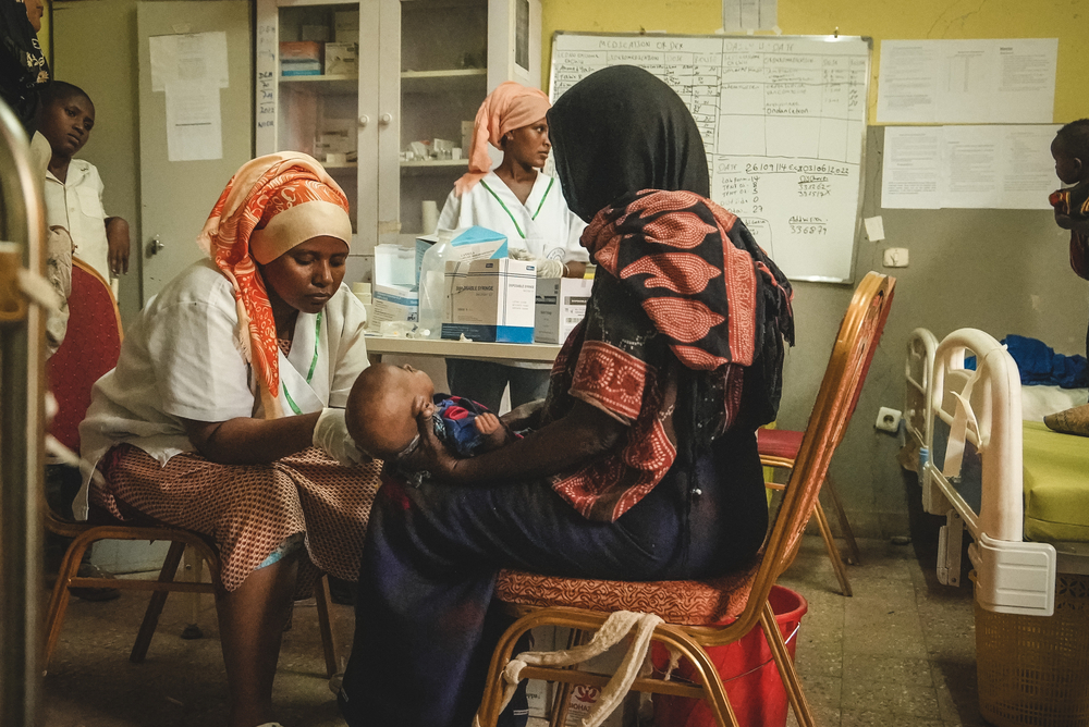 뒤티 병원 영양실조 입원 치료식 센터에서 에티오피아 보건부 의료진이 아동의 팔 둘레를 재는 방식의 영양실조 검사를 하고 있다. ©Njiiri Karago/MSF 