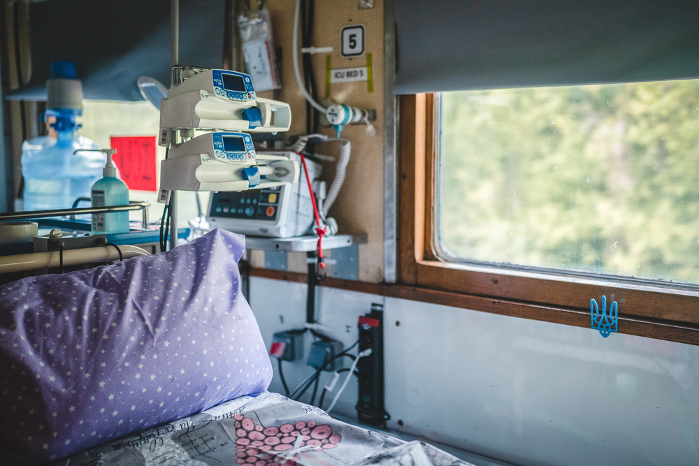 국경없는의사회 의료 대피 기차에는 중증 전쟁부상자 및 환자 이송 및 안정화를 위해 마련된 집중치료실이 있다. ©Andrii Ovod