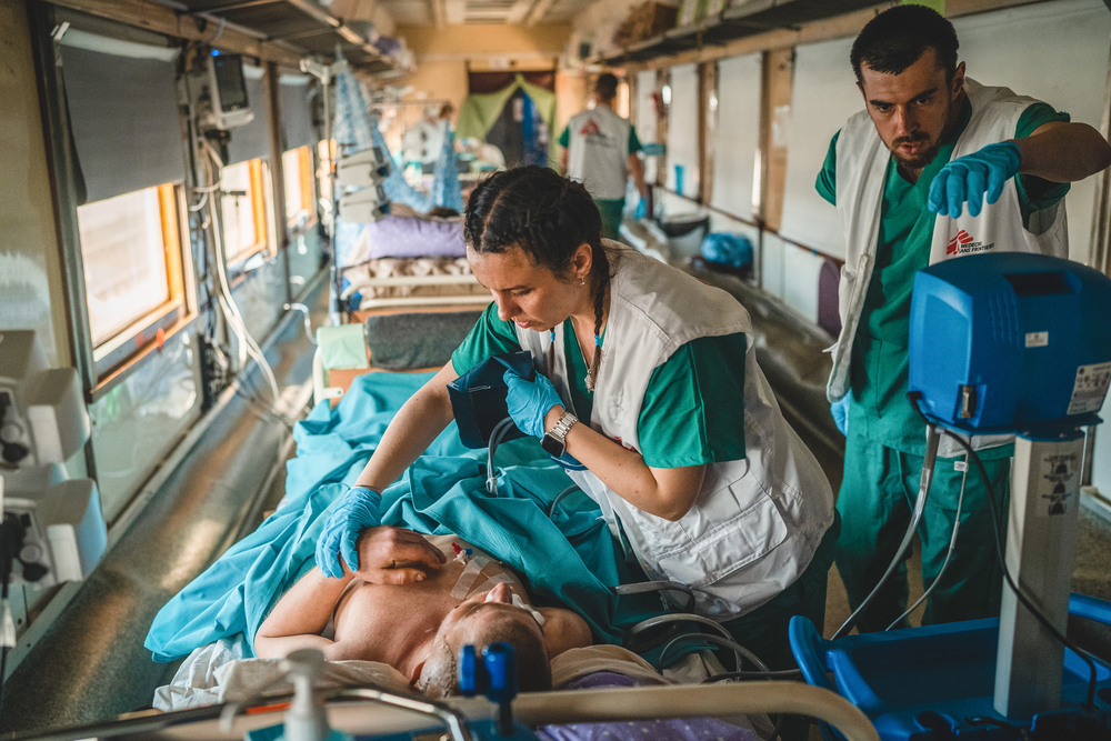 국경없는의사회 의료 대피 기차 내 집중치료실 의료진이 중증 전쟁 부상자를 진료하고 있다. 이 기차는 우크라이나 동부 포크로우스크(Pokvrosk)에서 출발하여 서부 르비우(Lviv)로 향한다. ©Andrii Ovod