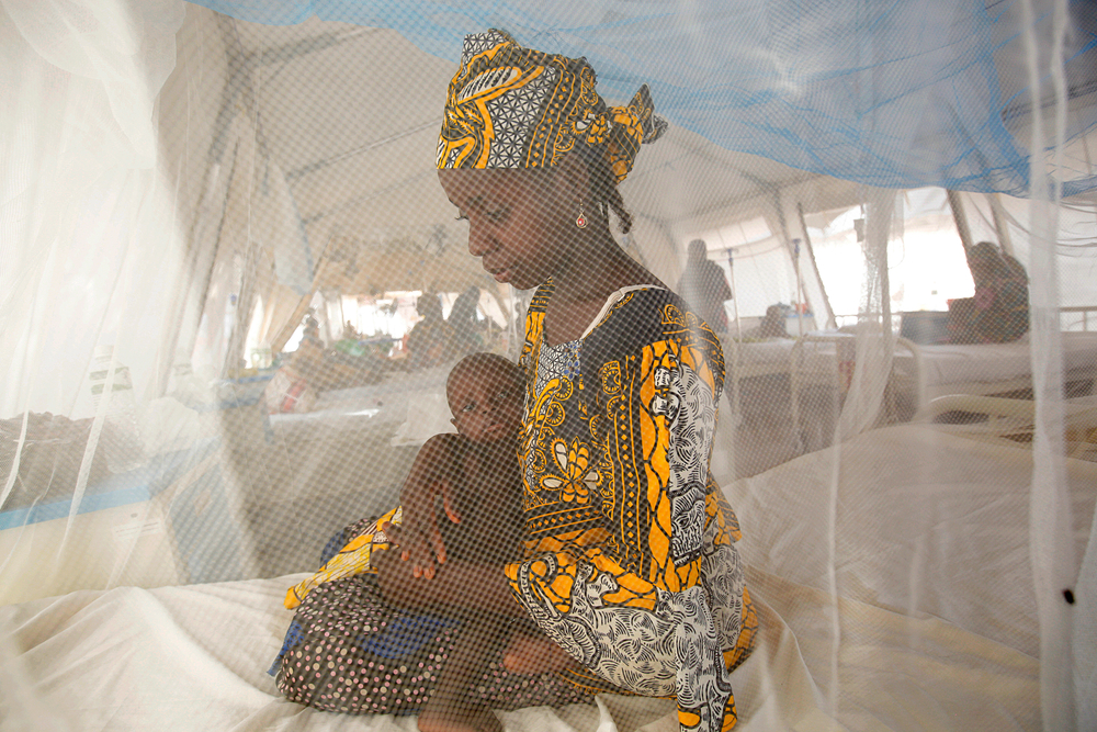 나이지리아 카치나(Katsina)주의 영양실조 입원 치료식 센터에 입원한 아동과 아동의 어머니. 2022년 6월.  ©George Osodi  