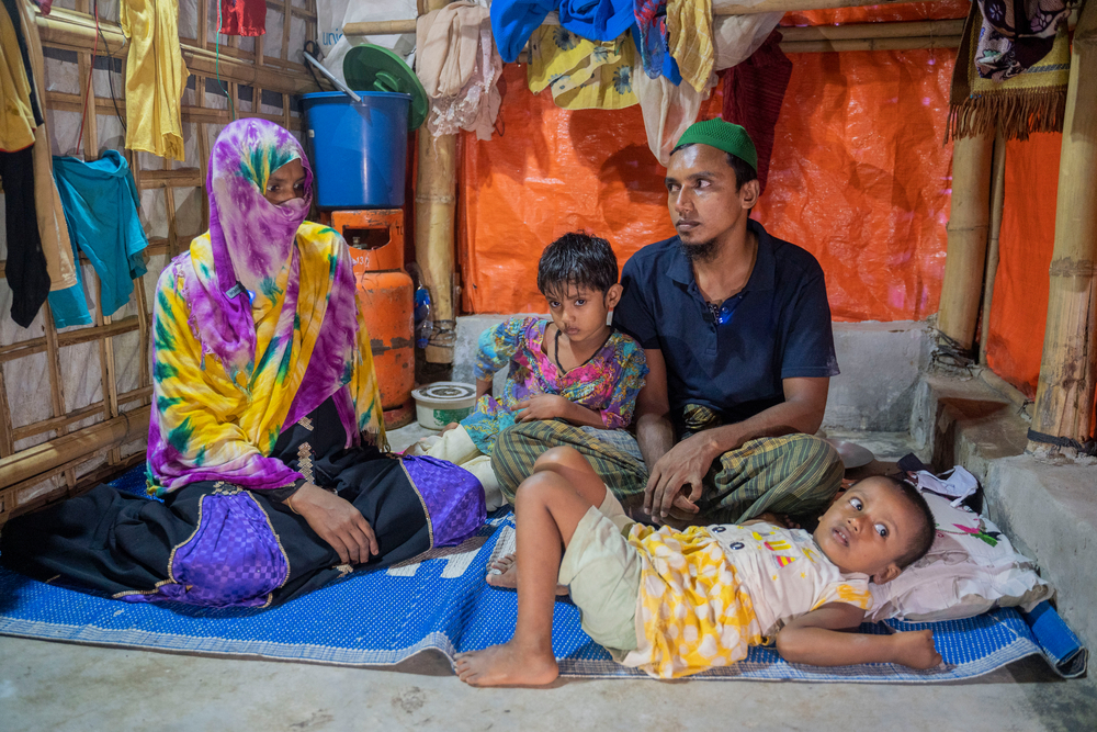 25살 나비 울라(Nabi Ullah)와 그 아내 나시마 카툰(Nasima Khatun)은 어떻게 하면 고향에 돌아갈 수 있을까를 생각해 본다. ©MSF/Saikat Mojumder