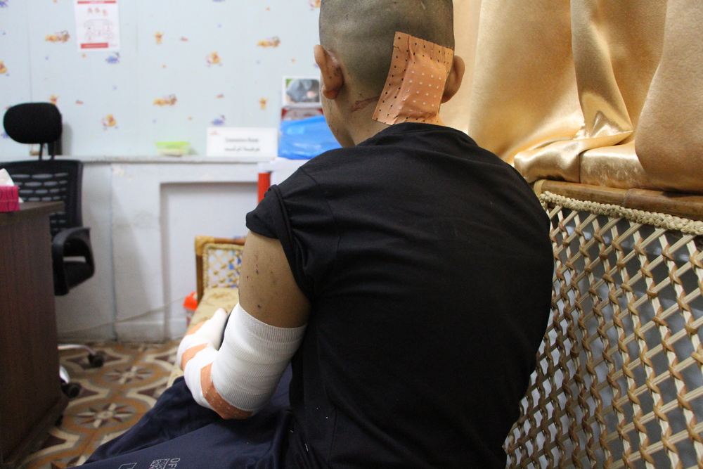 13세 청소년 웨일은 자신의 집이 포격당하면서 팔과 다리에 부상을 입었다. ©MSF 