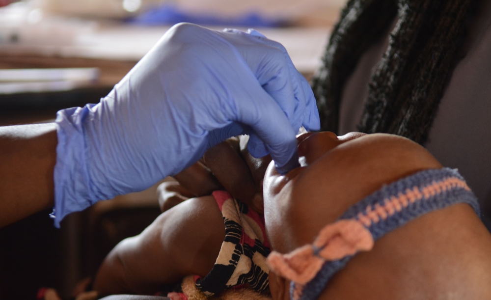 생후 3개월 된 암나(Amna) 가 니바샤(Nivasha) 진료소에서 정기 예방접종을 받고 있다. ©MSF 