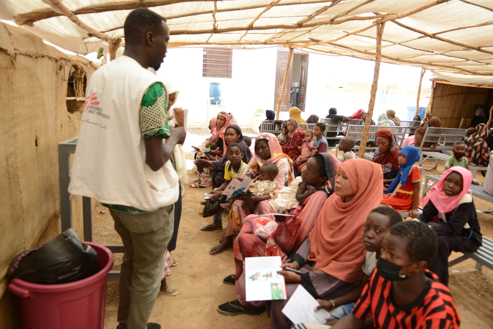 국경없는의사회 보건증진 담당자가 니바샤 난민 주거지역에서 보건 증진 교육을 진행하고 있다. ©MSF  