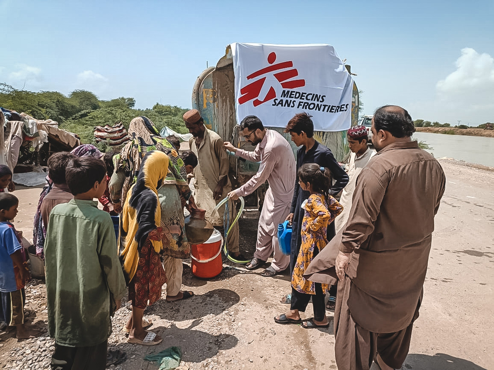 파키스탄 홍수 피해지역 발루치스탄 주의 데라 무라드 자말리(Dera Murad Jamali)에서 국경없는의사회 팀이 이재민들에게 물을 공급하고 있다. ©MSF