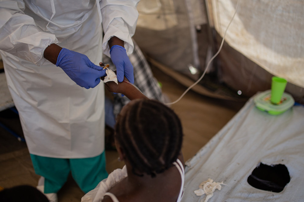 간호사가 콜레라 증상이 있는 아동에게 정맥주사로 수액을 투여하고 있다. ©Alexandre Marcou/MSF