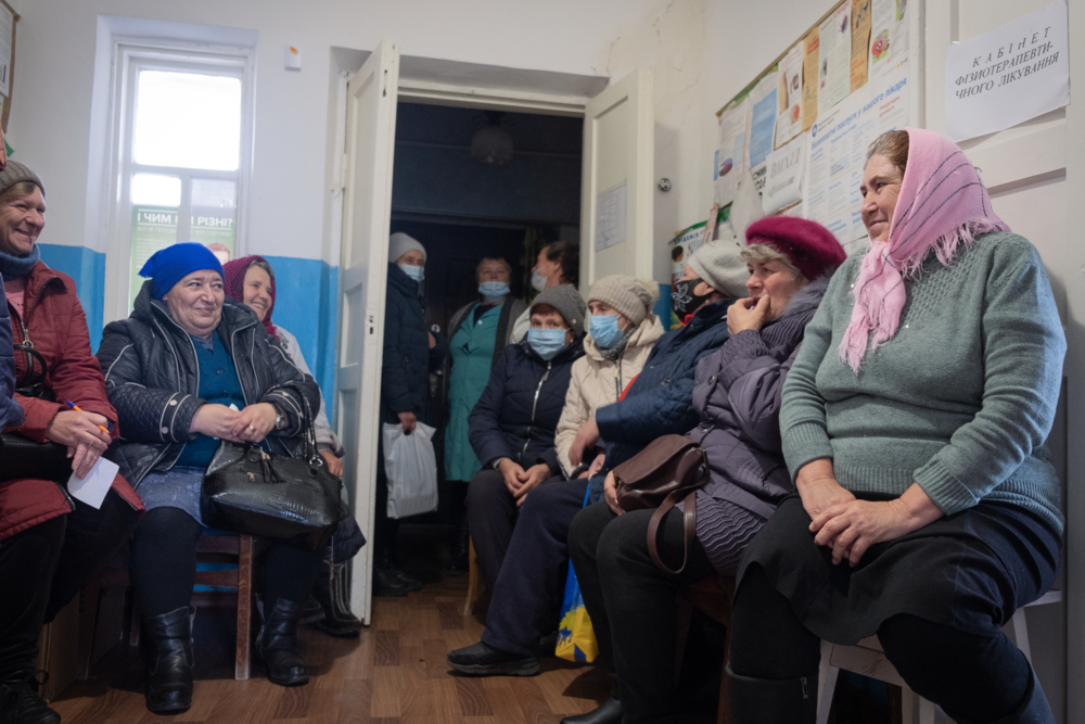 하르키우 지역 마을의 환자들이 국경없는의사회 이동진료소에서 차례를 기다리고 있다. ©Linda Nyholm/MSF