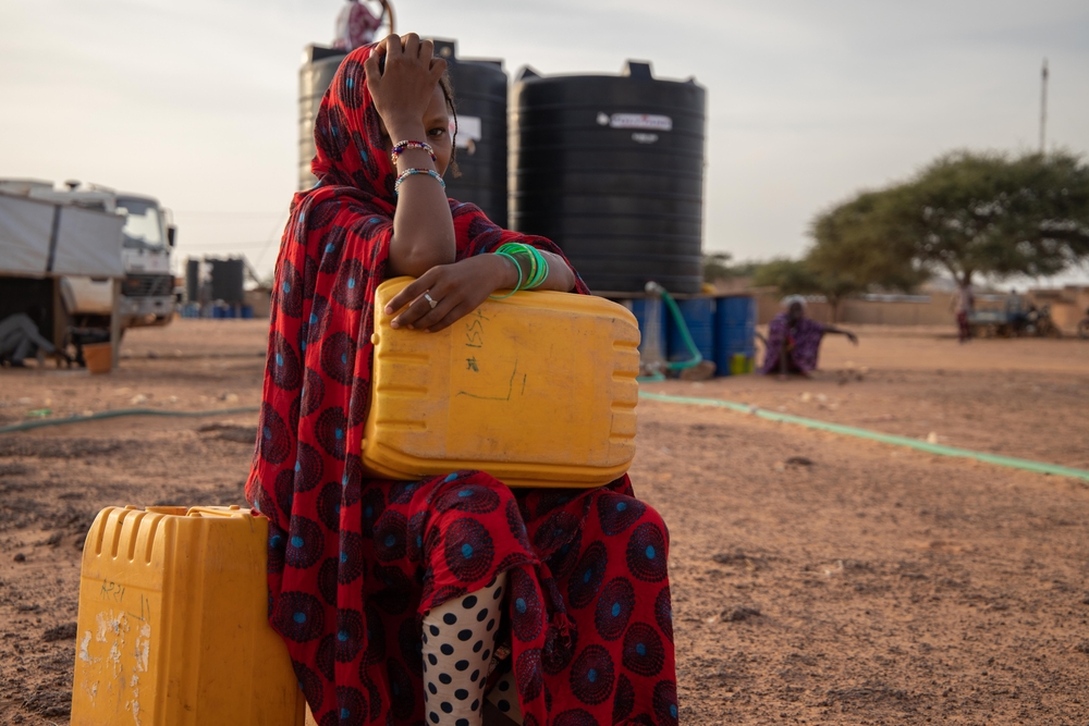 지보의 식수 제공 현장에서 수통 위에 앉아있는 국내실향민 © MSF/Mack Alix Mushitsi