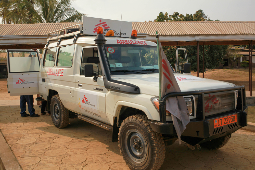카메룬 남서부에 위치한 맘페 지역 병원의 국경없는의사회 구급차 (2021년 2월) ⓒScott Hamilton/MSF