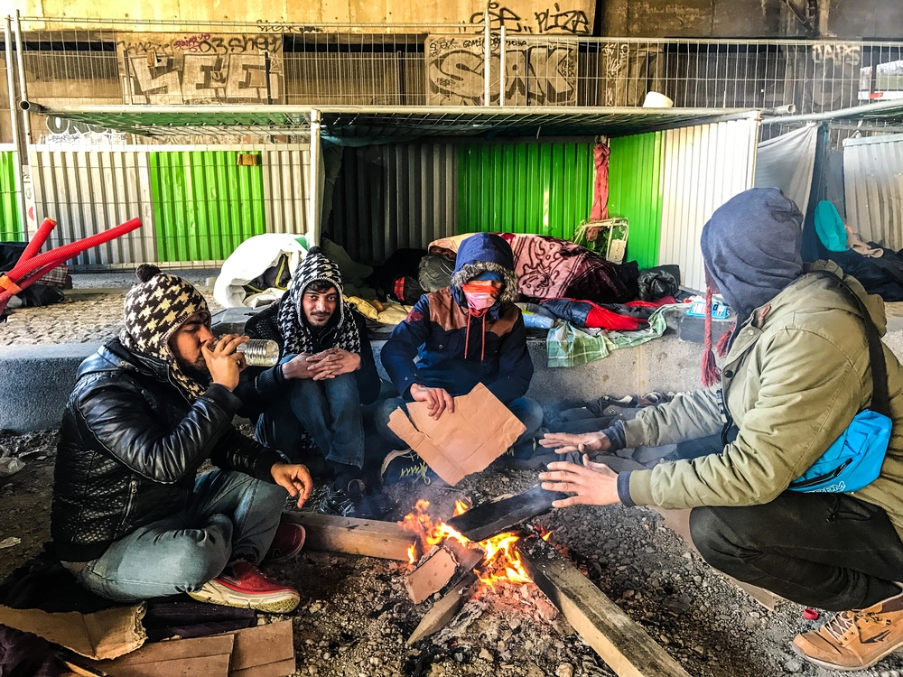 파리 라 샤펠 지역 난민 센터가 50명밖에 수용을 못하기 때문에, 대부분 이주민은 다리 밑에서 텐트도 없이, 식량 또한 부족한 채로 지낸다.  © Mohammad Ghannam/국경없는의사회