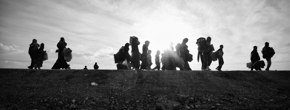 국내실향민 무리가 짐을 들고 아인 이사(Ain Issa) 국내실향민 캠프로 향하고 있다. ©Eddy Van Wessel  