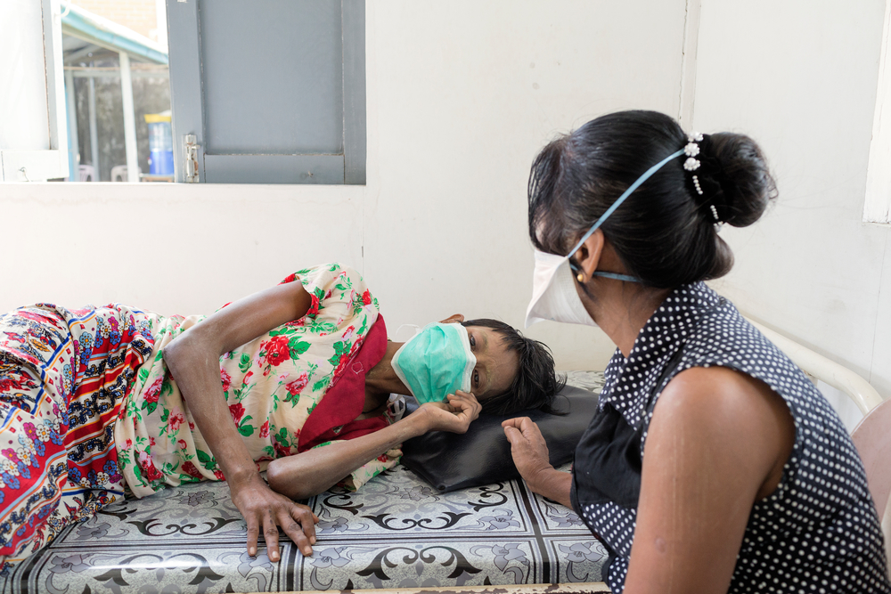 2018년 2월 22일, 미얀마 양곤에 위치한 국경없는의사회 진료소에서 틴 레이(42세)가 결핵 치료를 위해 준비하고 있다. ⓒAlessandro Penso/MAPS