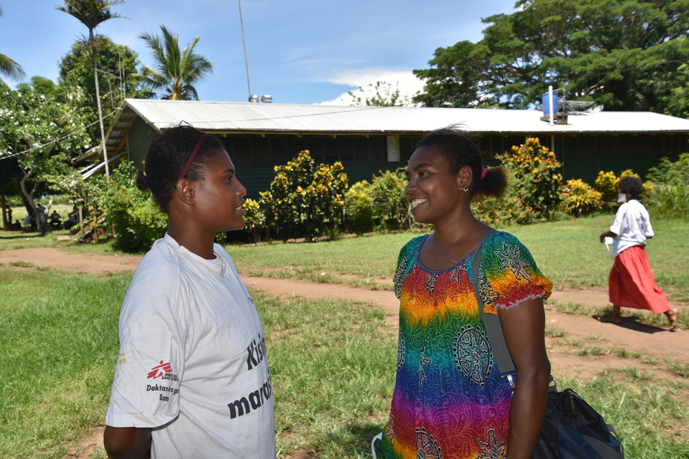 말랄라우아에서 국경없는의사회 직원과 대화 나누는 실비아(오른쪽) © Sophie McNamara/ MSF