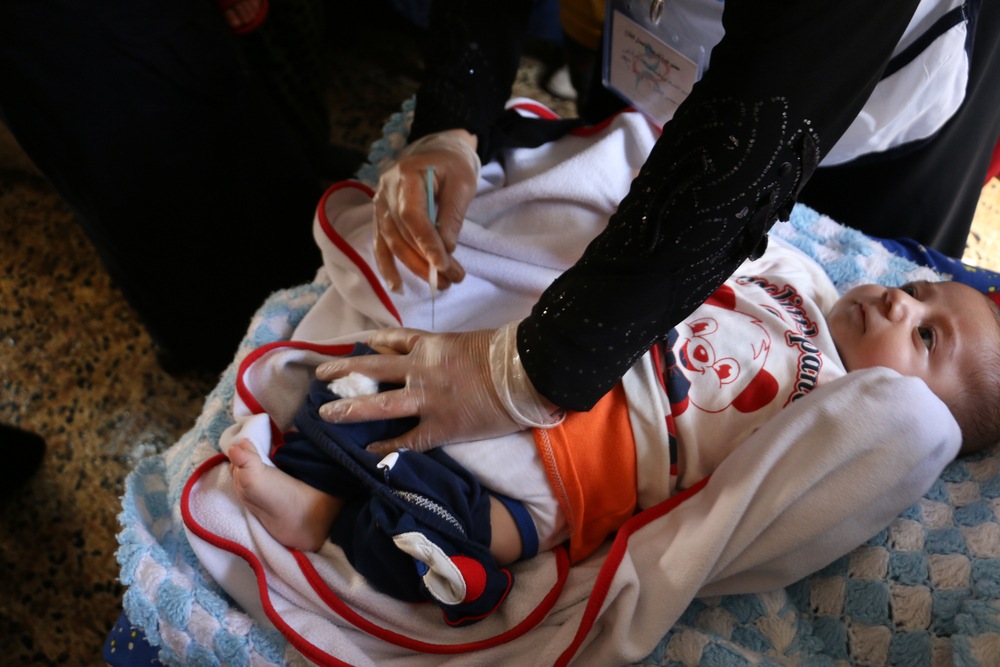 시리아 알레포 서부에서 한 어린 아동이 폐렴구균 항원을 접종받고 있다. ⓒRoaa Hasan