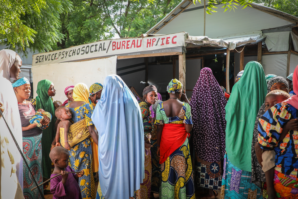 여성과 아동이 보건 증진 교육을 받기 위해 모여 있다. ©MSF/LAURENCE HOENIG