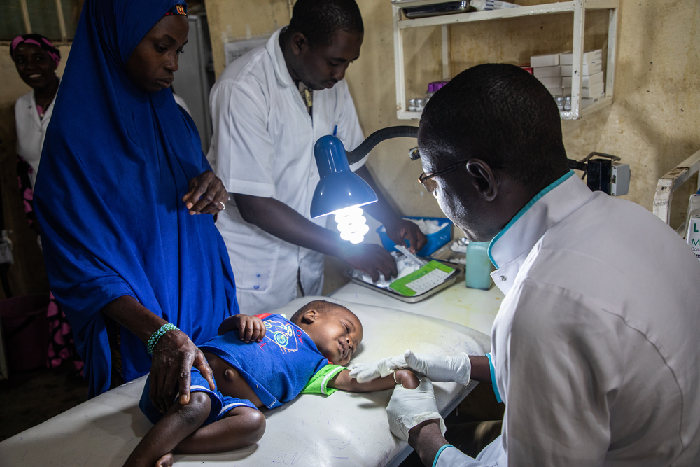 생후 14개월 된 겸상적혈구빈혈 환자 카이라니(Kaylani)가 말라리아에 걸려 입원했다. © MSF/Laurence Hoenig 