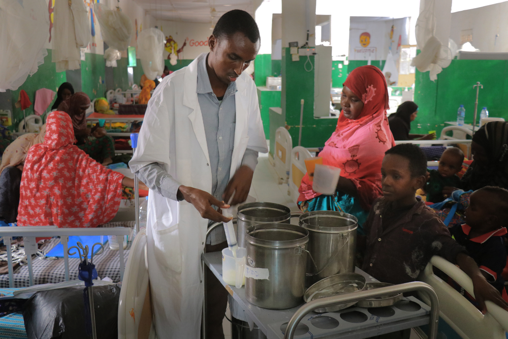 소말리아 무두그 지역병원 치료급식센터에서 간호사가 영양실조 아동을 위한 우유를 준비하고 있다. © Abdalle Mumin/국경없는의사회