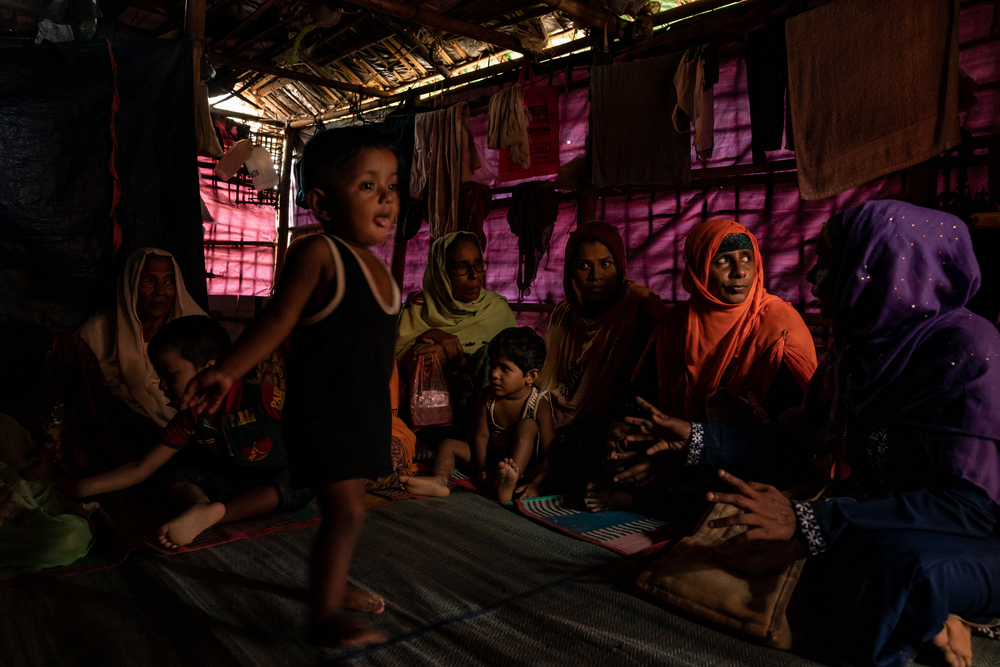 방글라데시 콕스바자르 난민 캠프의 로힝야 여성이 보건증진교육을 받고 있다. ©Anthony Kwan/MSF