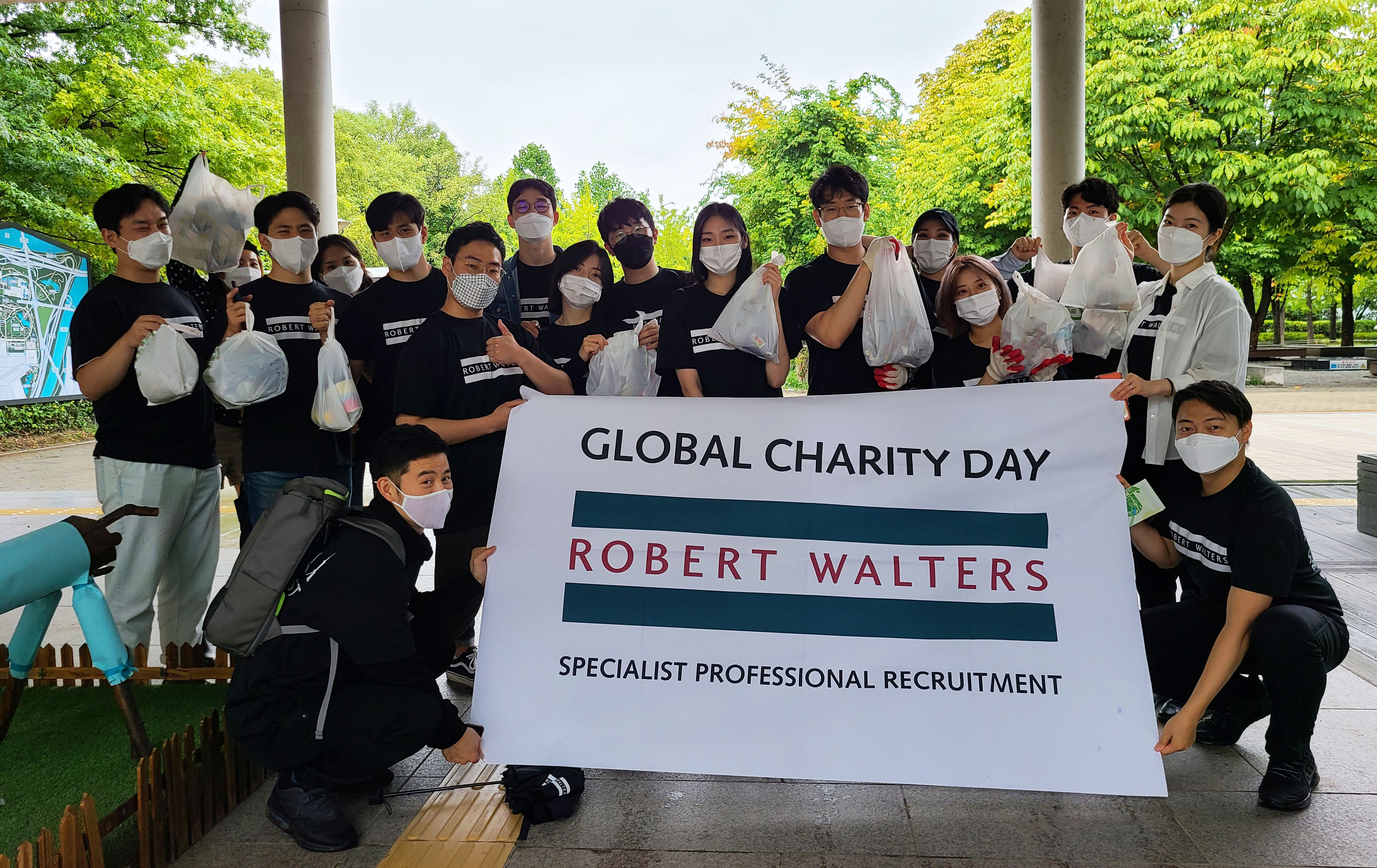 로버트 월터스 코리아 임직원들이 참여한 '글로벌 자선의 날' 행사모습