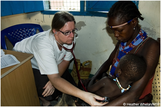 남수단종글레이(Jonglei)주피보 지역에서 MSF 소속 의사가 아이를 진찰하고 있다. 얼마 전 있었던공격을 피해 숨어든 피보 지역 사람들이 문을 다시 연 MSF 시설로 시급히 필요한 의료 지원을 받기 위해 계속 찾아오고 있다. South Sudan 2012 © Heather Whelan/MSF