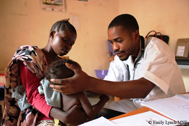 국경없는의사회 현장활동가가 북 키부의 비람비조(Birambizo) 보건구역에서 어린아이를 진료하고 있다.